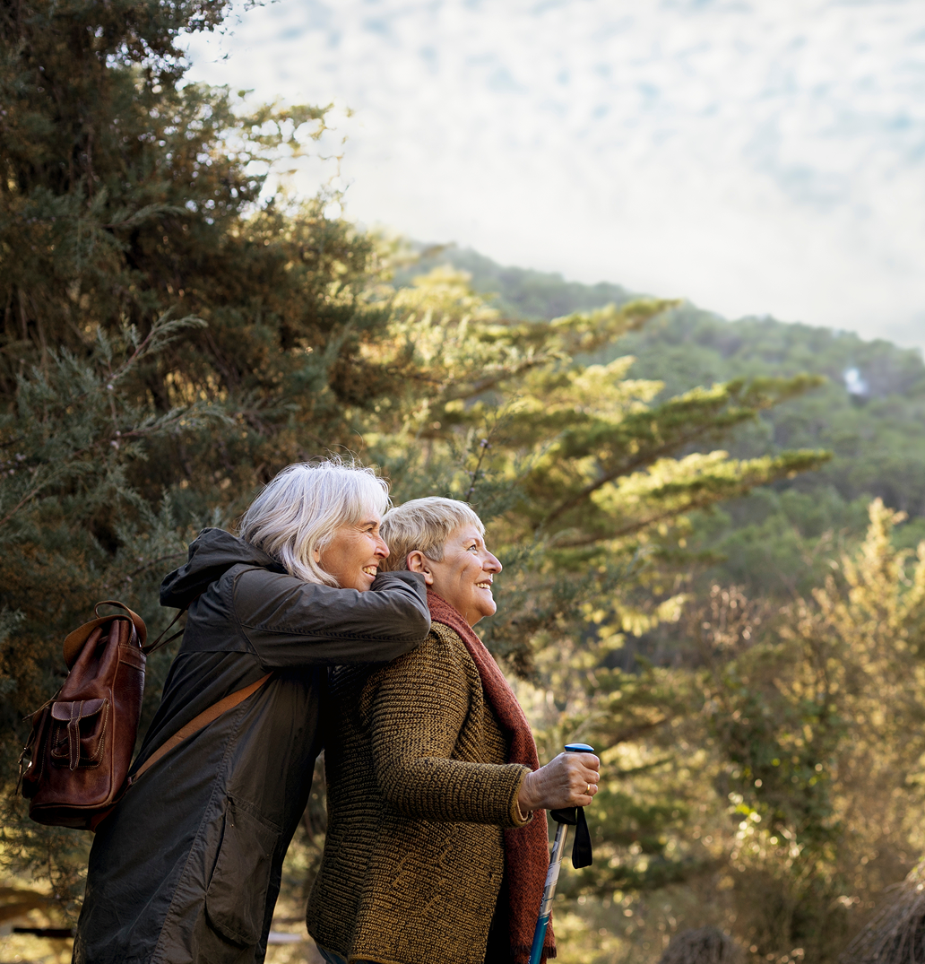 deux femmes agees profitant d une randonnee dans la nature 1 e1763567273398- retraite active